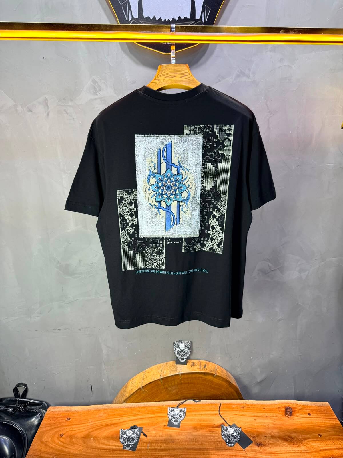 T-Shirt Calligraphie Mandala — Sam — Noir 5075
