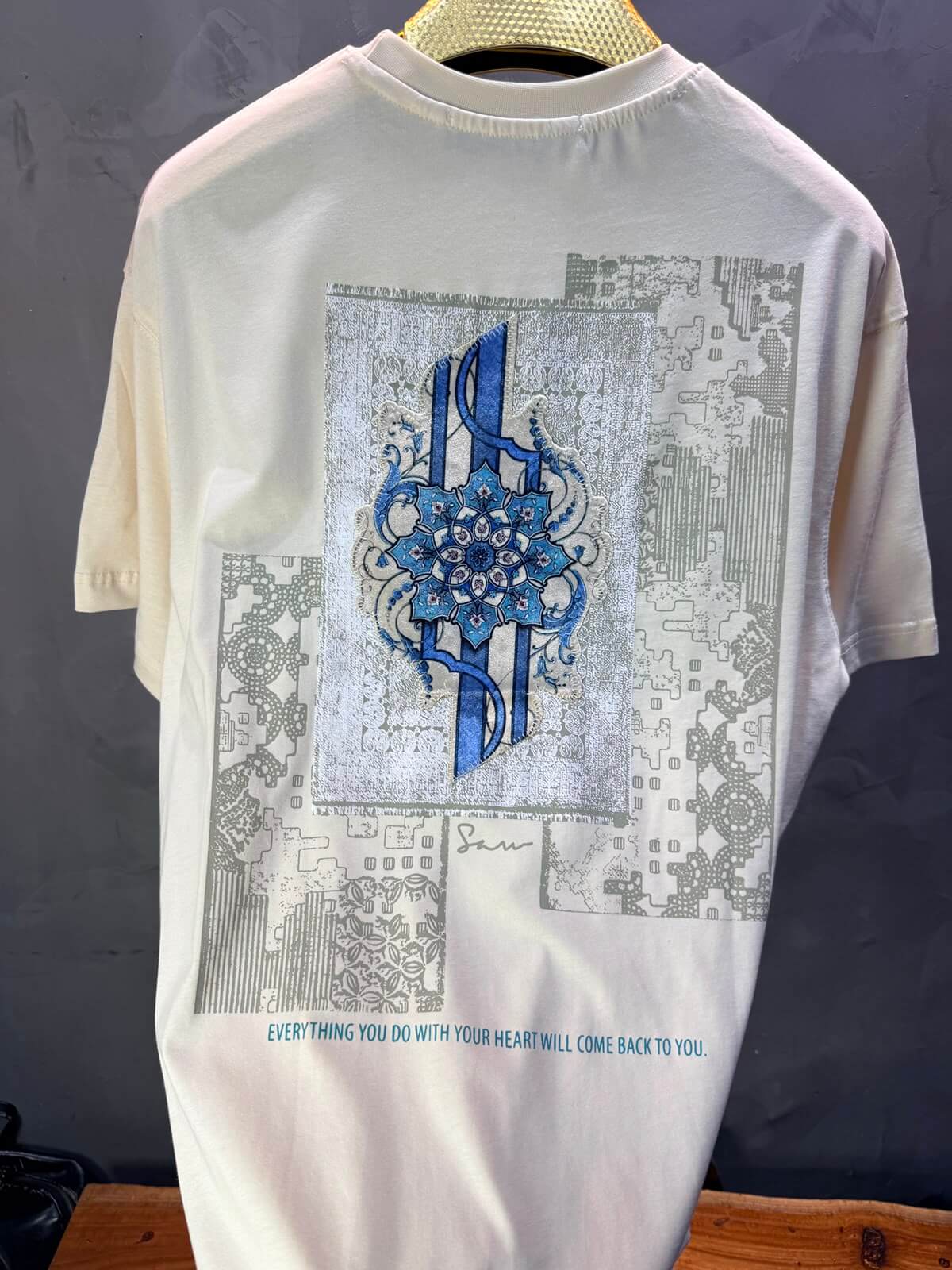 T-Shirt Calligraphie Mandala — Sam — Beige 5075