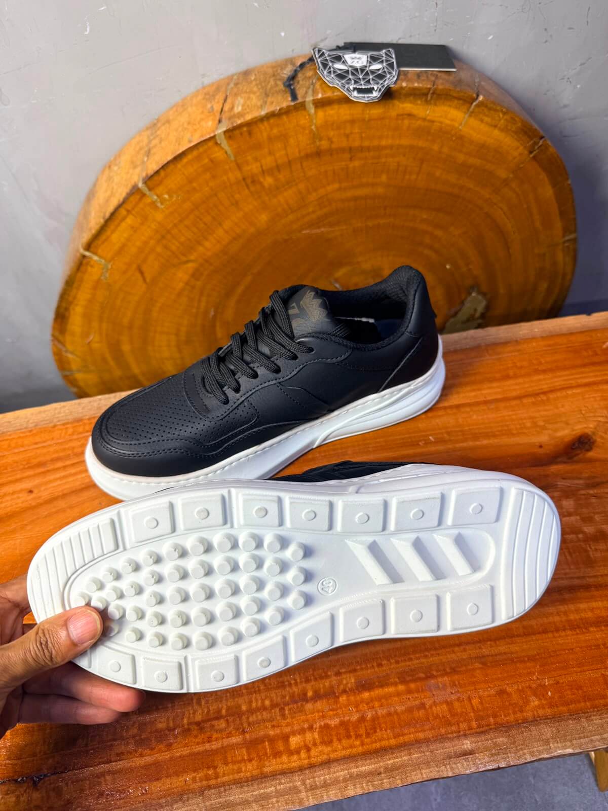 Sneaker Cuir Perforé — Noir / Semelle Blanche