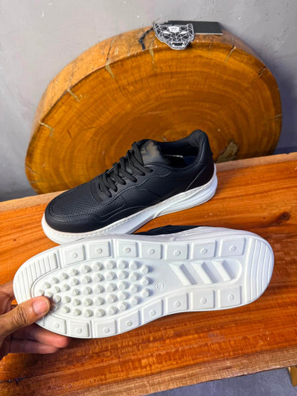 Sneaker Cuir Perforé — Noir / Semelle Blanche