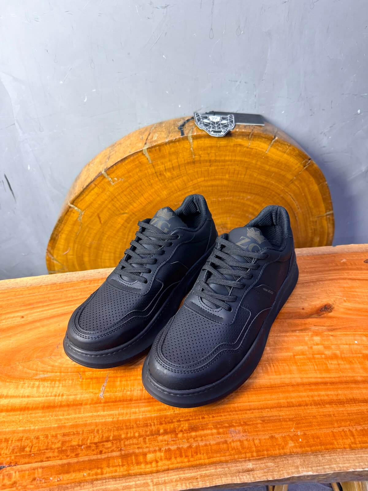Sneaker Cuir Perforé — Noir / Semelle Noir