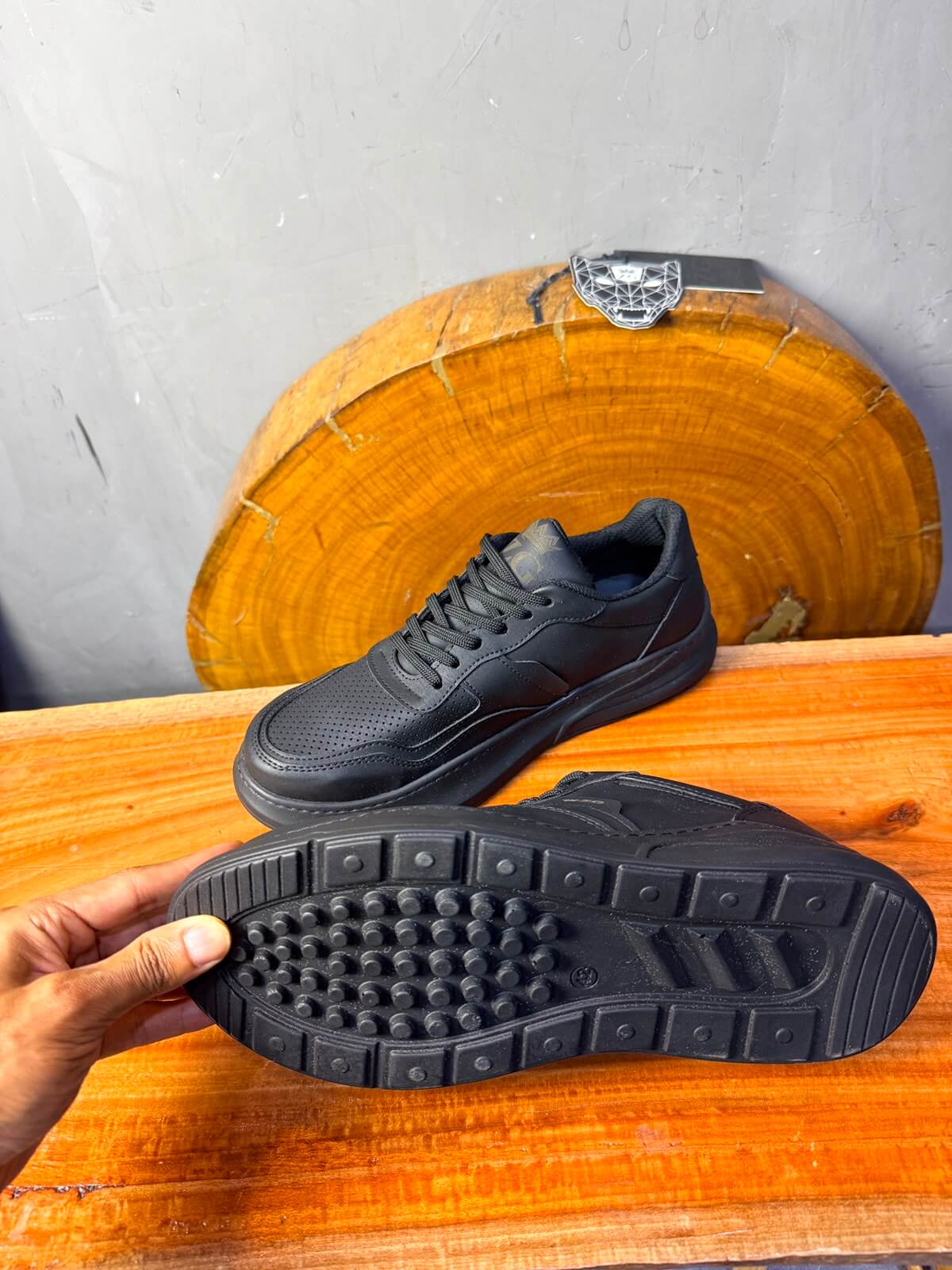 Sneaker Cuir Perforé — Noir / Semelle Noir