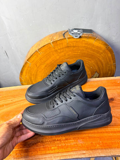 Sneaker Cuir Perforé — Noir / Semelle Noir