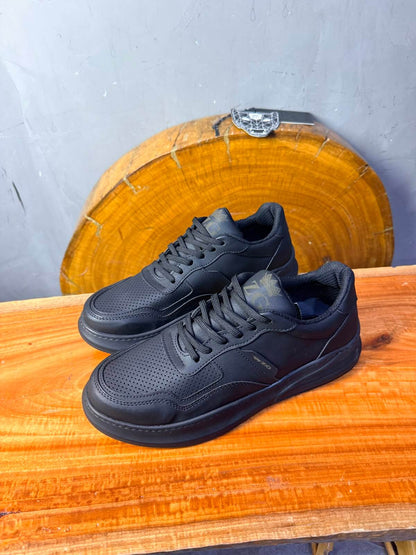 Sneaker Cuir Perforé — Noir / Semelle Noir