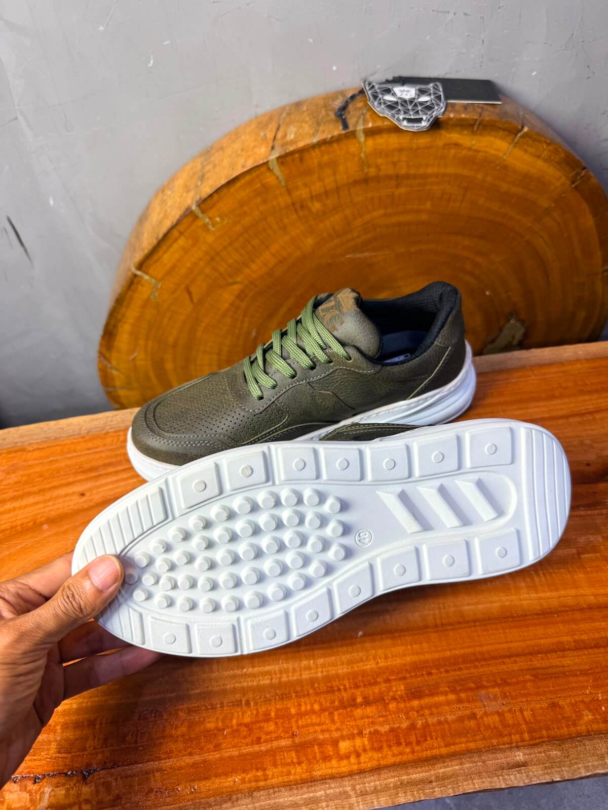 Sneaker Cuir Perforé — Vert / Semelle Blanche