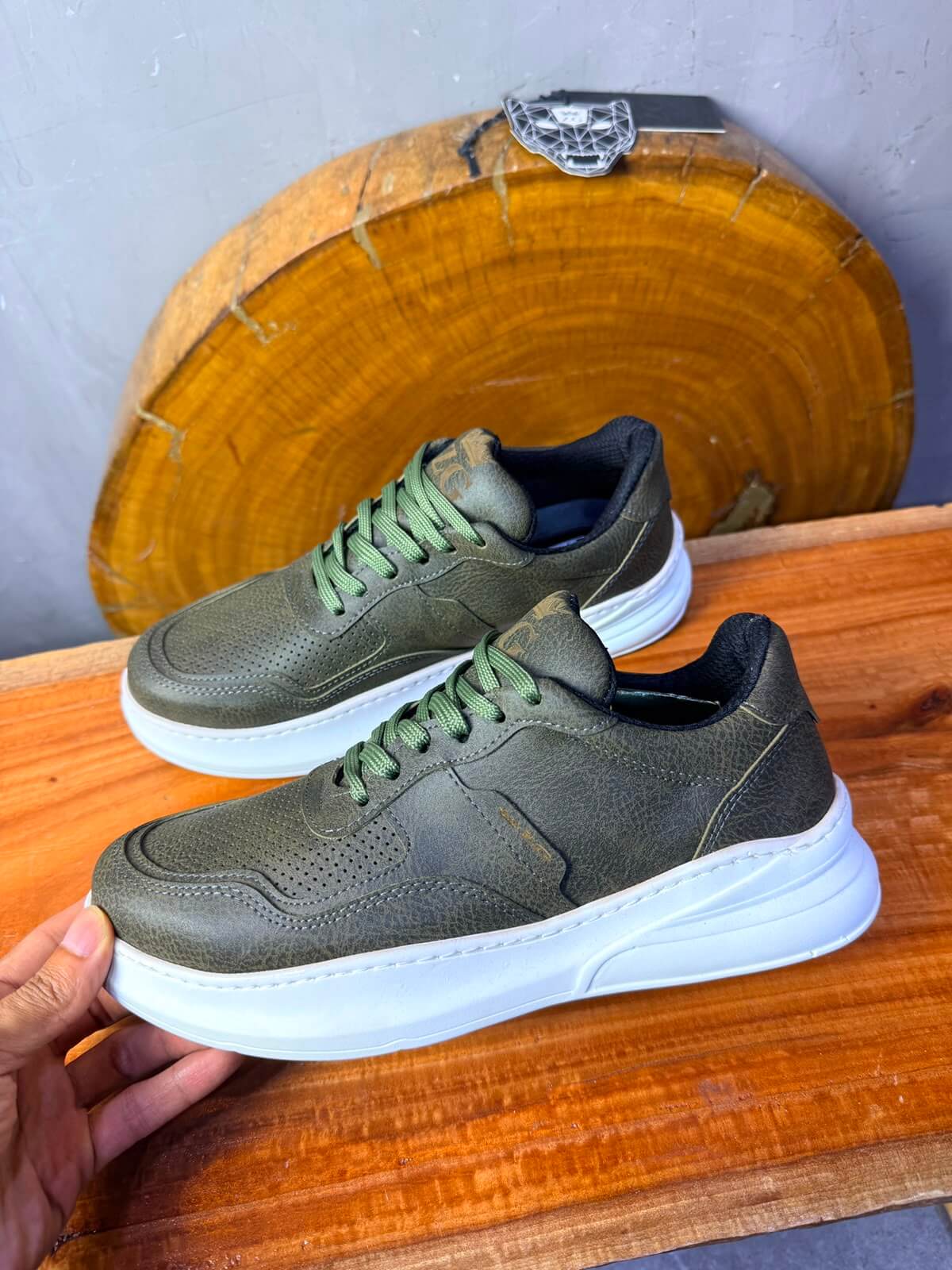 Sneaker Cuir Perforé — Vert / Semelle Blanche