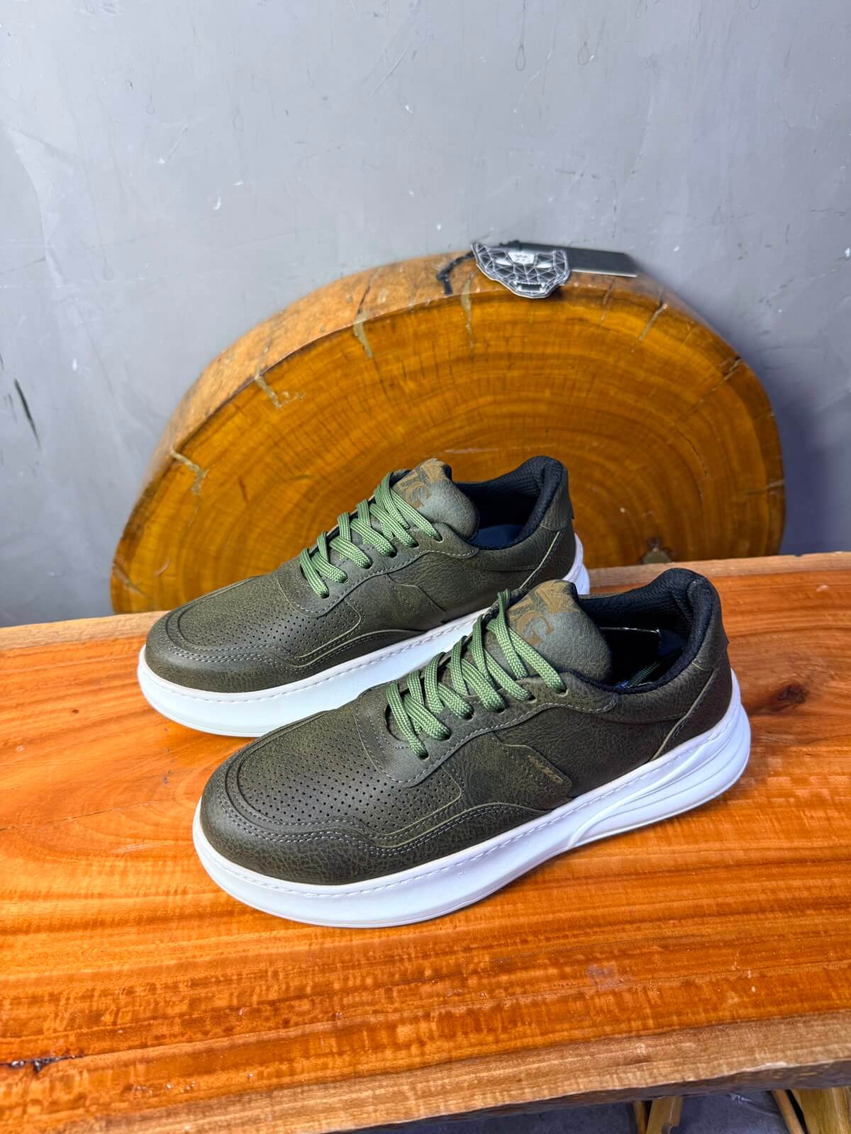 Sneaker Cuir Perforé — Vert / Semelle Blanche
