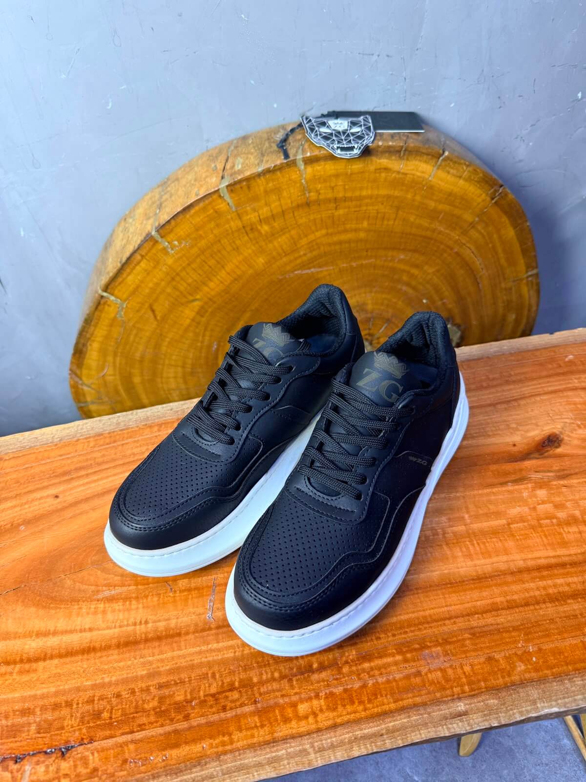 Sneaker Cuir Perforé — Noir / Semelle Blanche