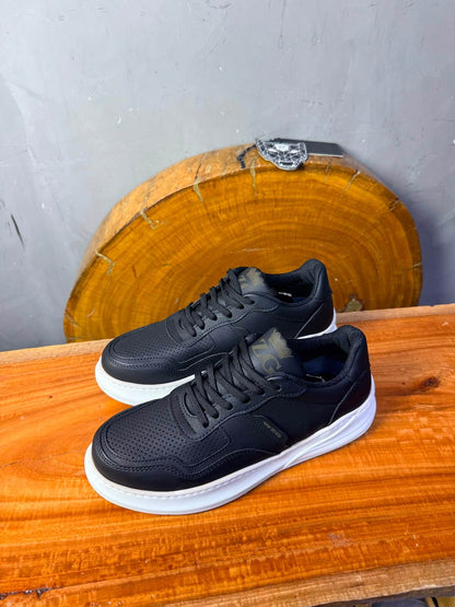 Sneaker Cuir Perforé — Noir / Semelle Blanche