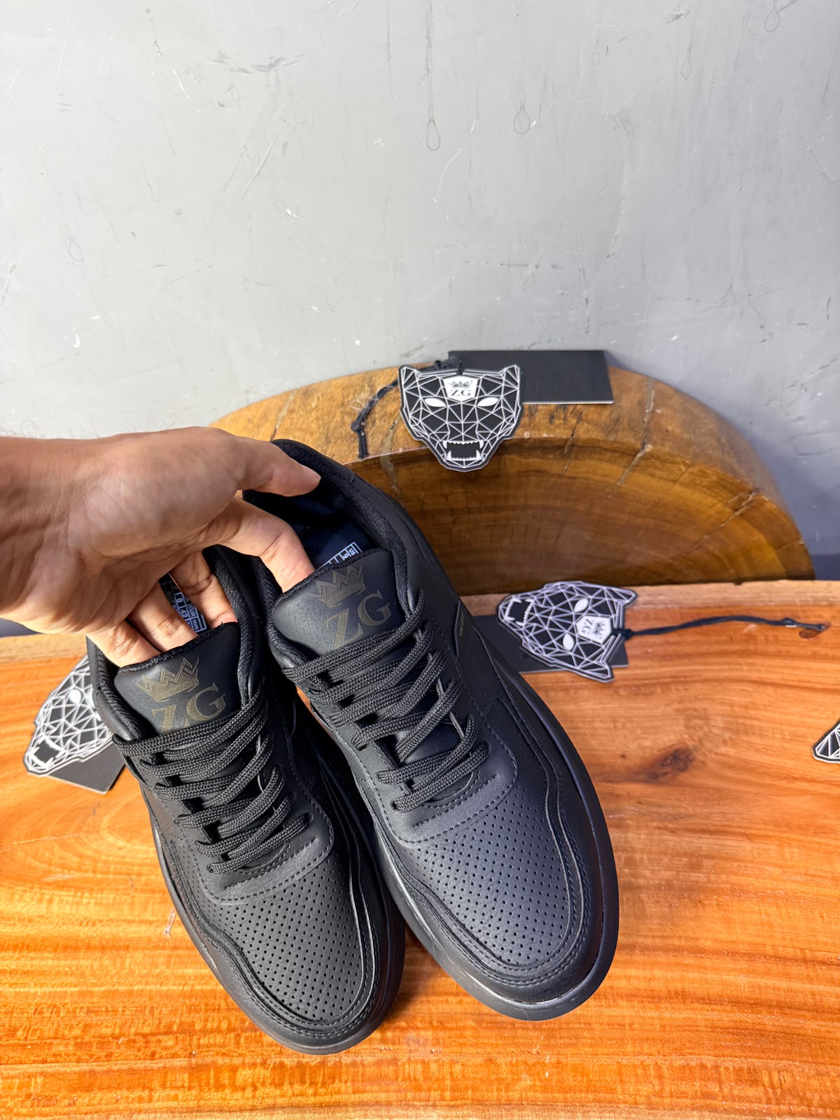 Sneaker Cuir Perforé — Noir / Semelle Noir