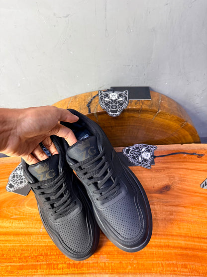 Sneaker Cuir Perforé — Noir / Semelle Noir