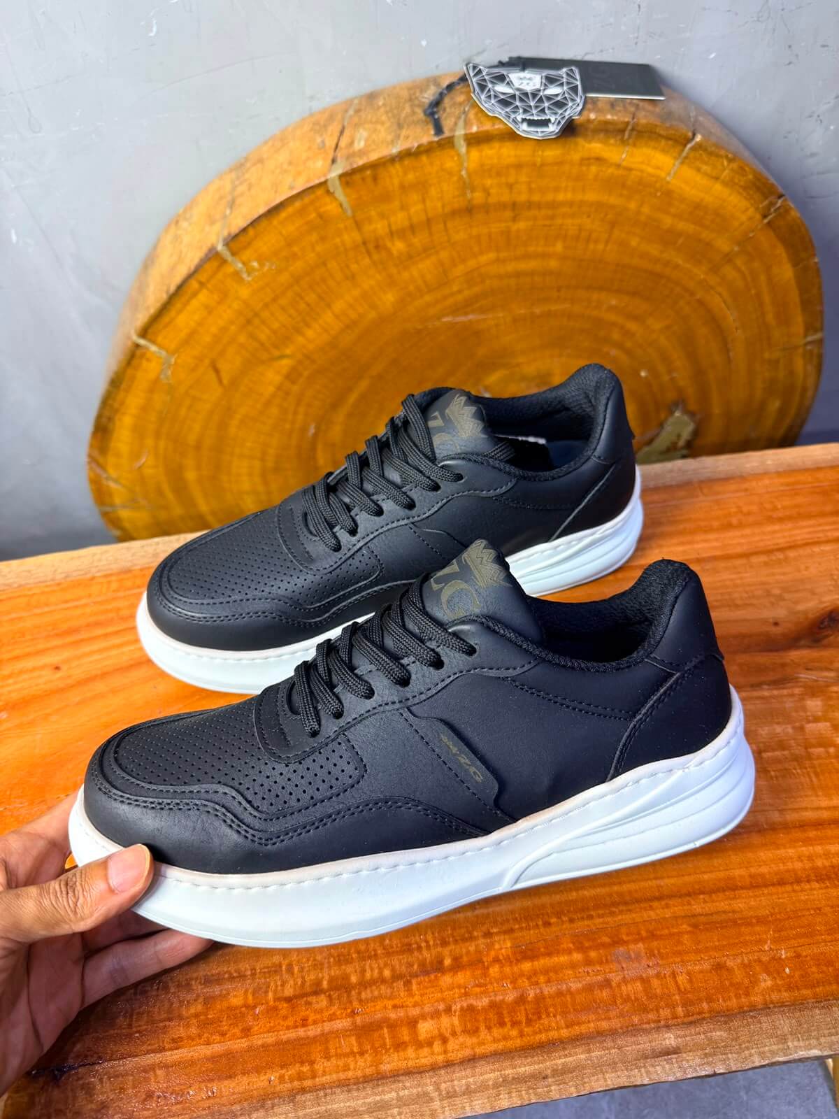 Sneaker Cuir Perforé — Noir / Semelle Blanche