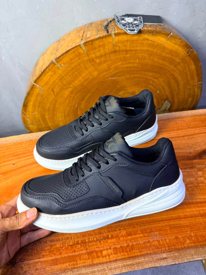 Sneaker Cuir Perforé — Noir / Semelle Blanche