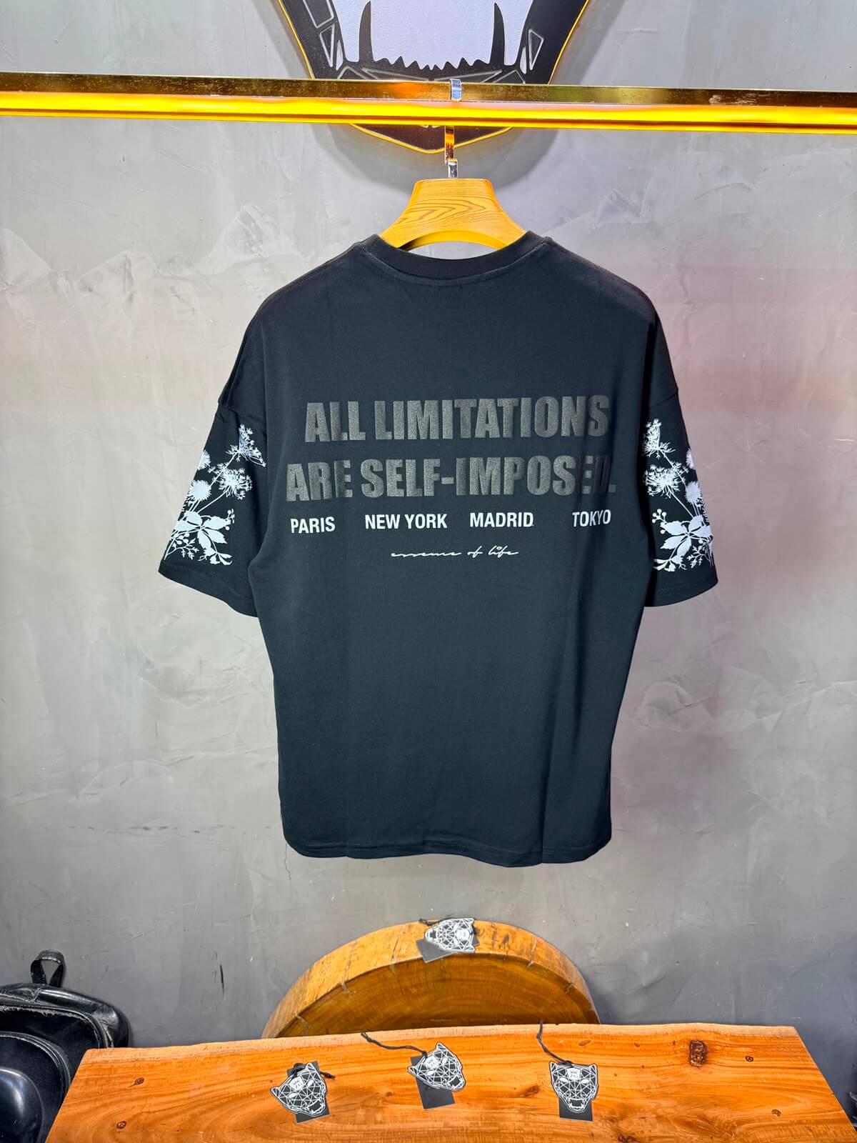 T-Shirt «All Limitations Are Self-Imposed» — Essence of Life — Noir 112