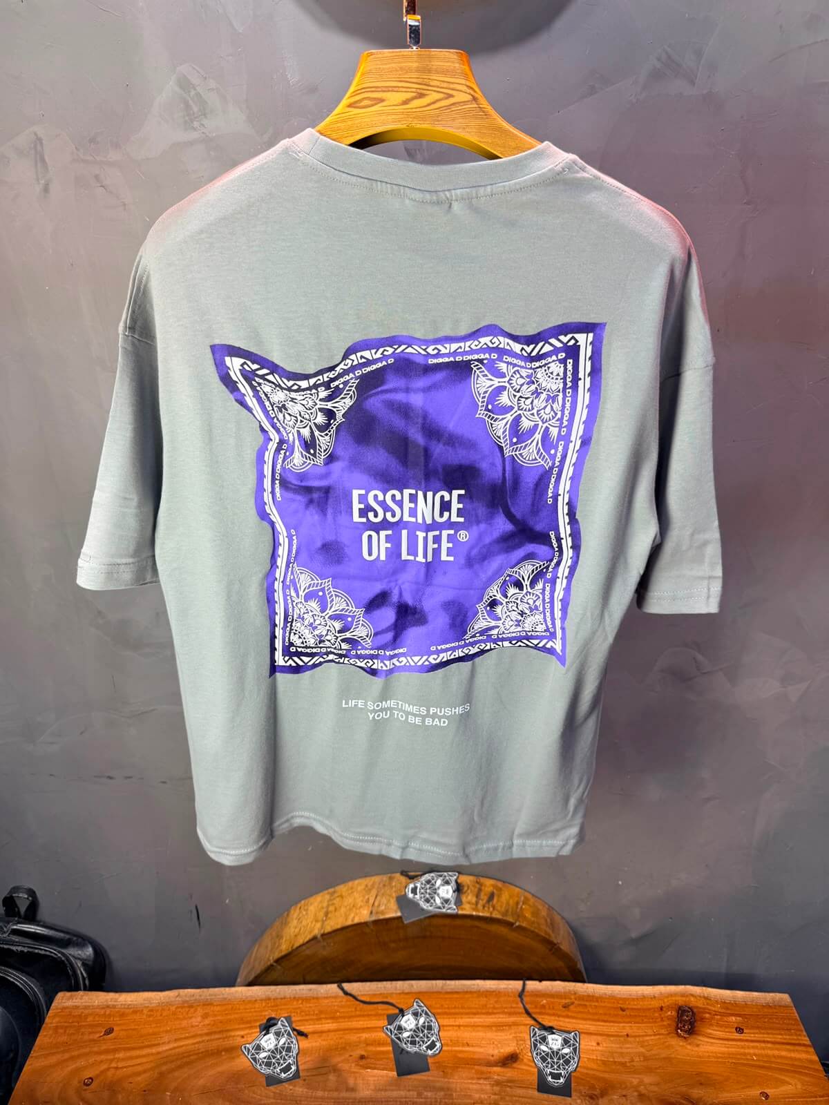 T-Shirt Essence Of Life® — Bandana Bleu — Gris Sage 091