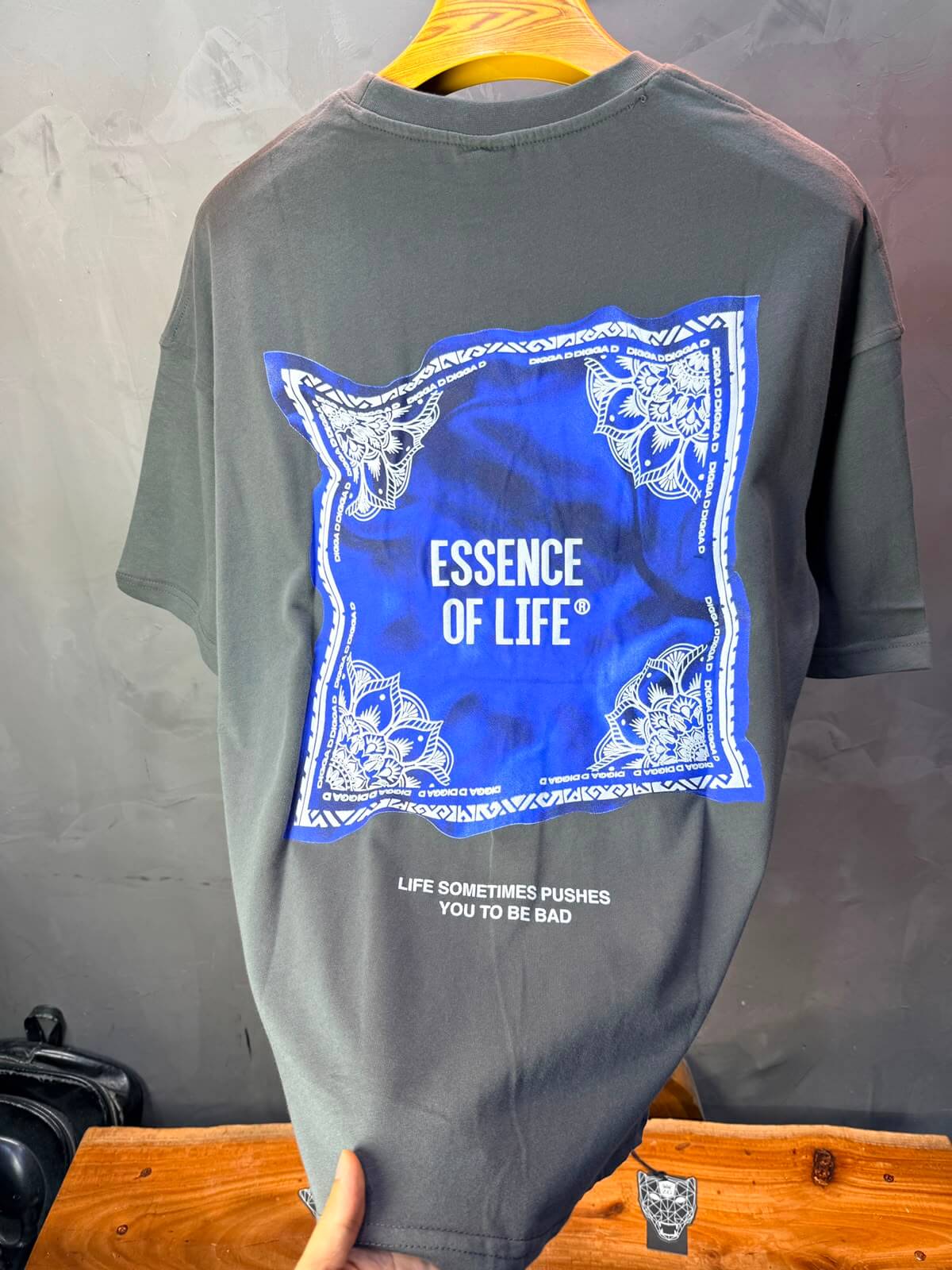T-Shirt Essence Of Life® — Bandana Bleu — Gris Noir 091