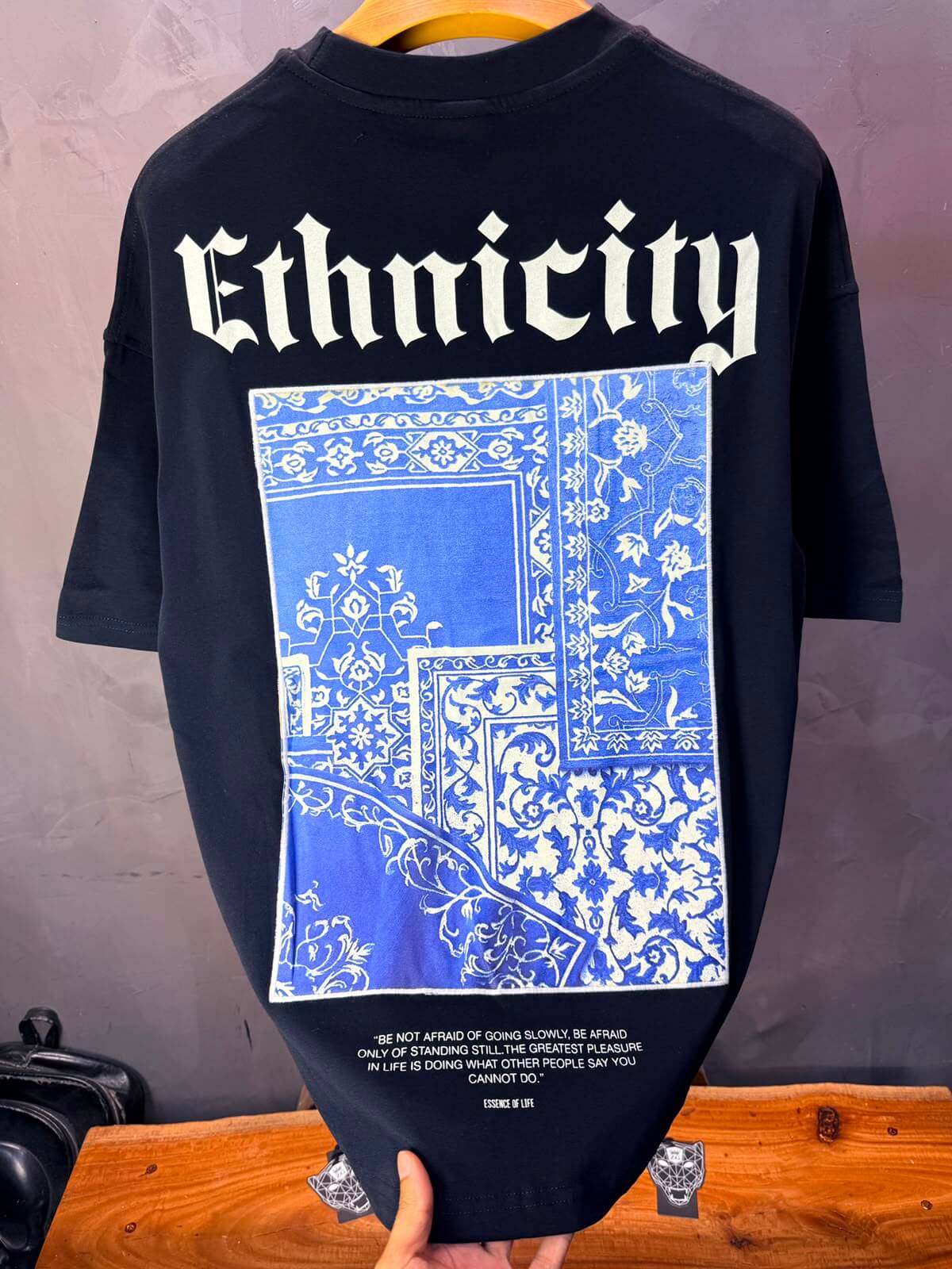 T-Shirt Ethnicity — Arabesque Bleu — Noir 170