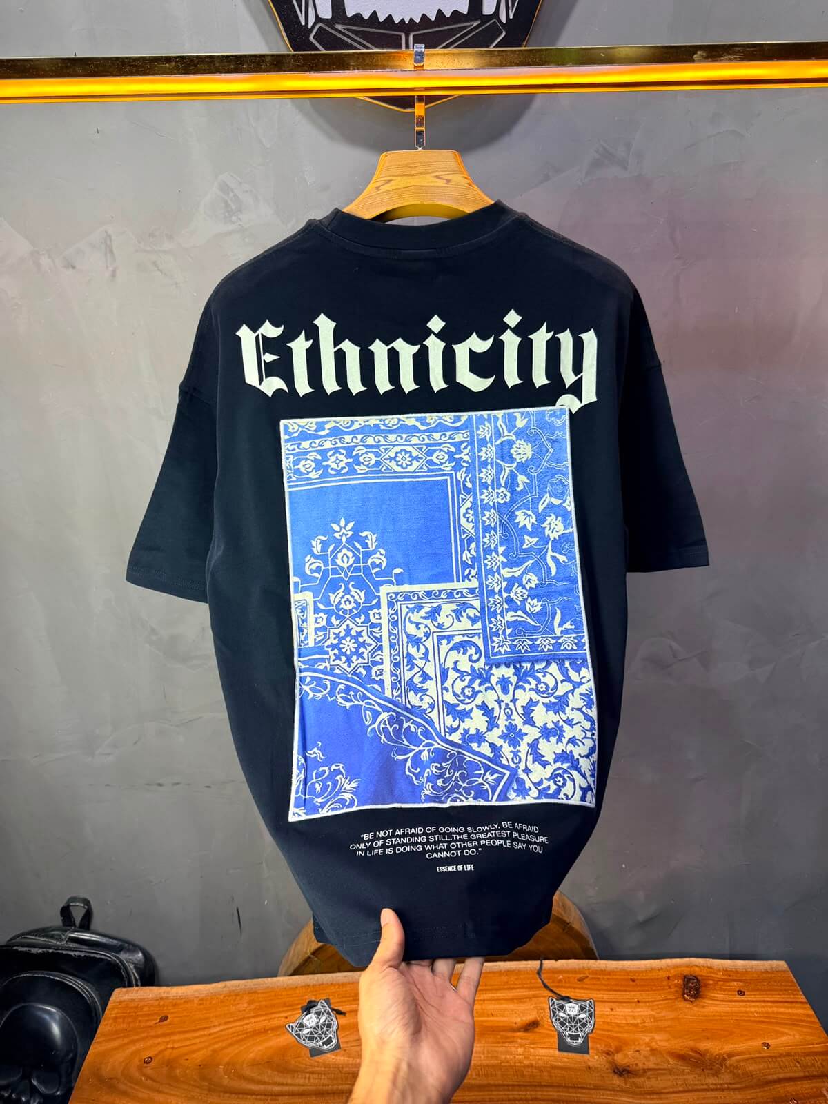 T-Shirt Ethnicity — Arabesque Bleu — Noir 170