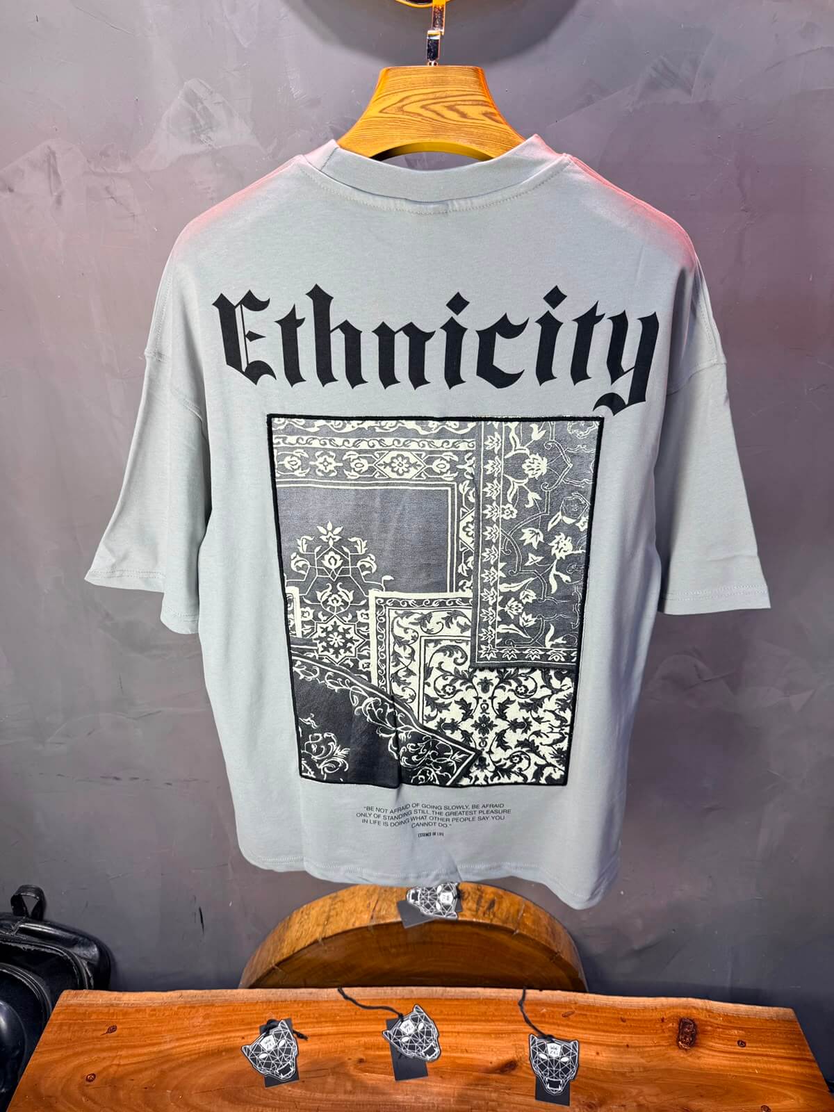 T-Shirt Ethnicity — Arabesque Bleu — Grey 170