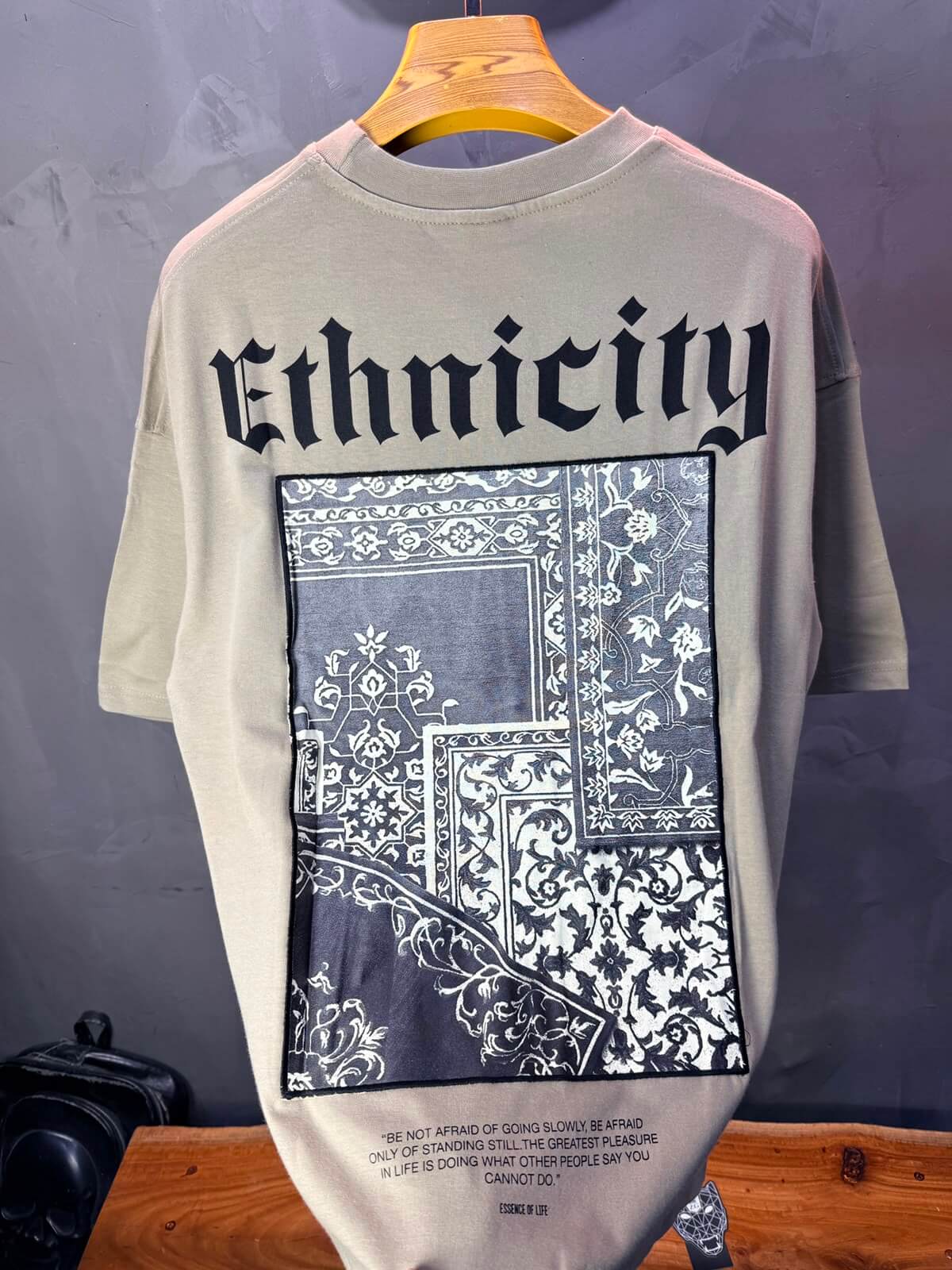 T-Shirt Ethnicity — Arabesque Bleu — Beige 170