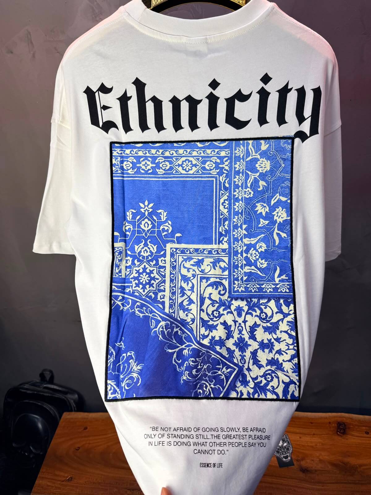 T-Shirt Ethnicity — Arabesque Bleu — Blanc 170