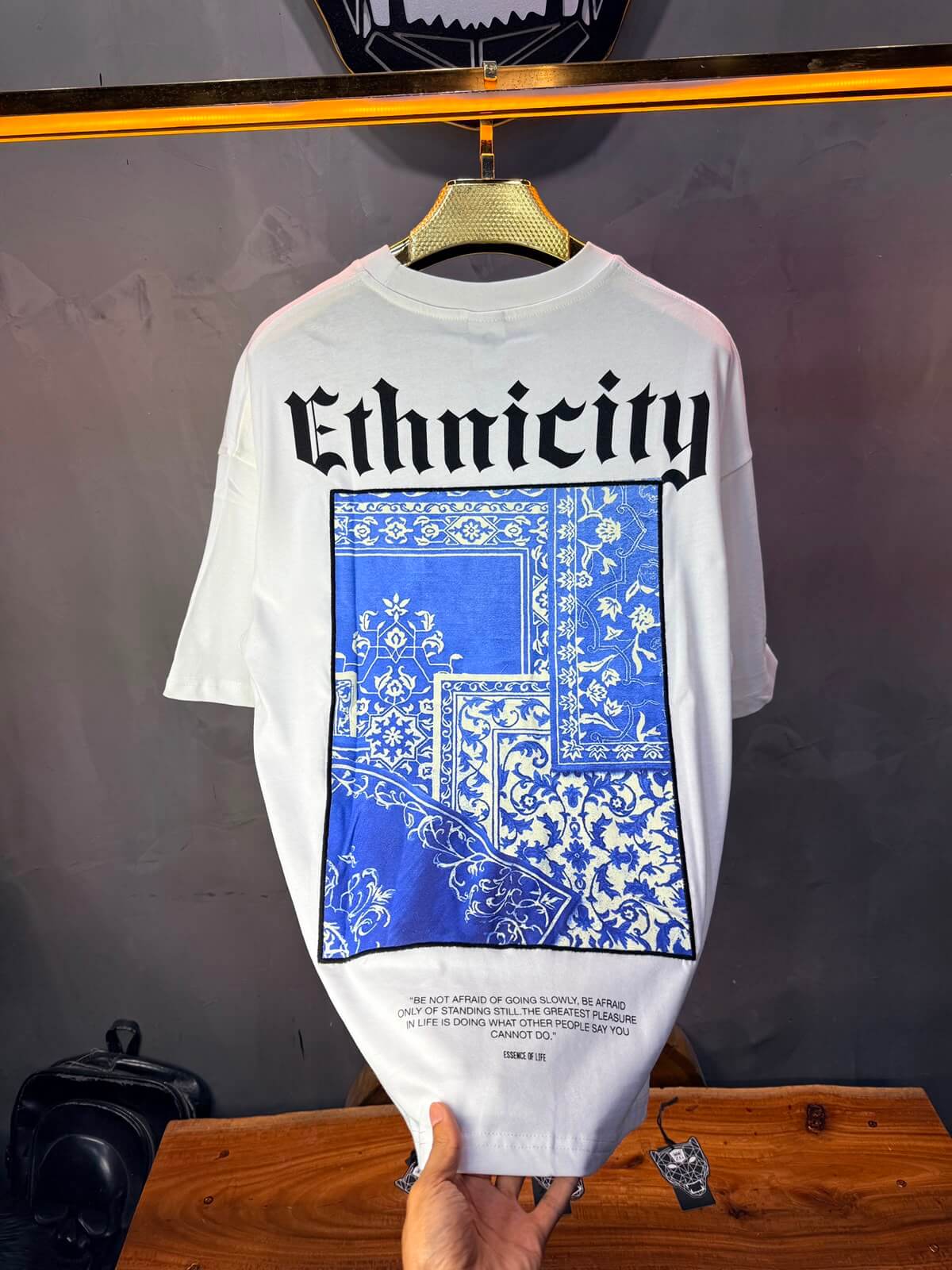 T-Shirt Ethnicity — Arabesque Bleu — Blanc 170