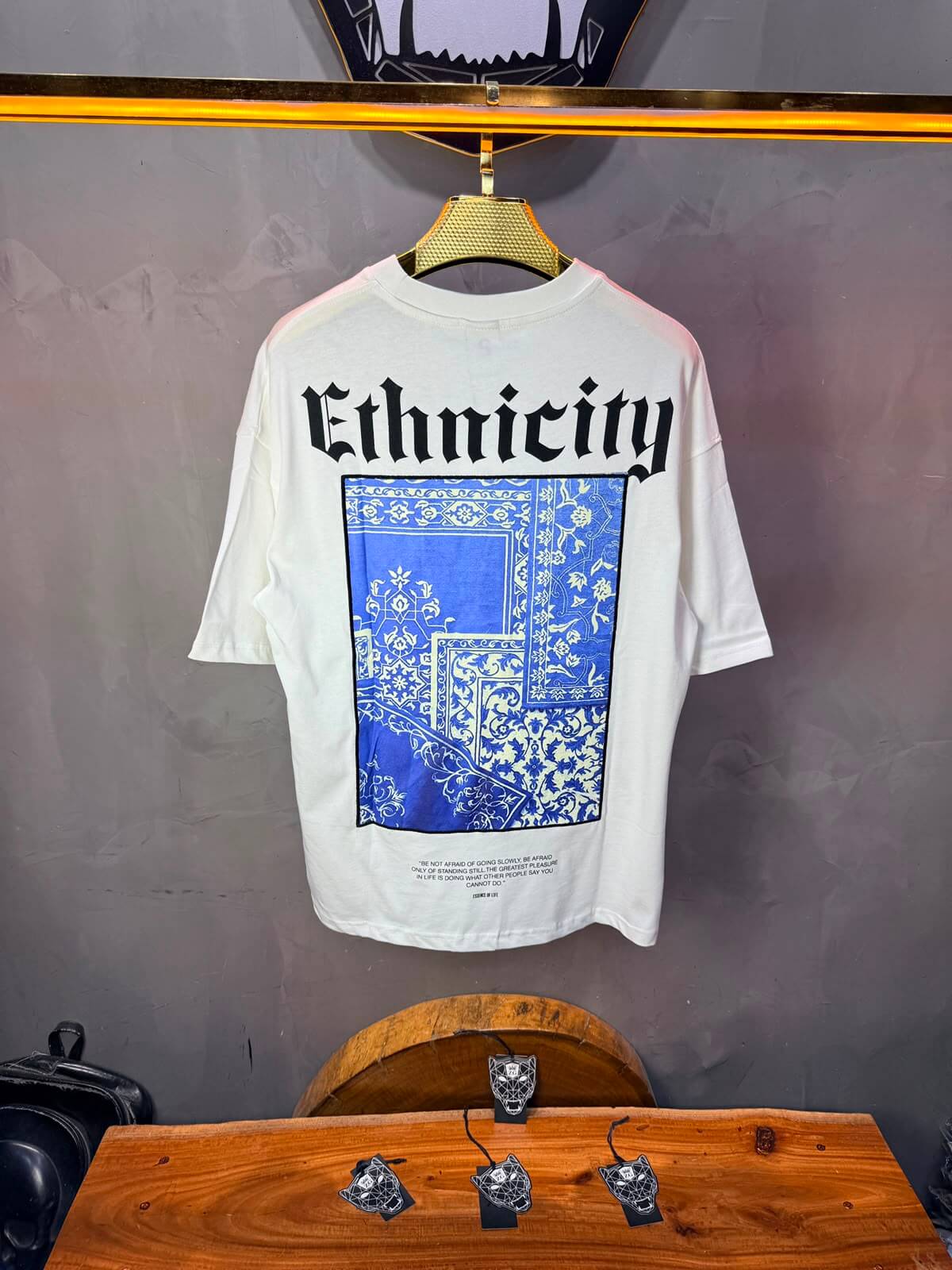 T-Shirt Ethnicity — Arabesque Bleu — Blanc 170