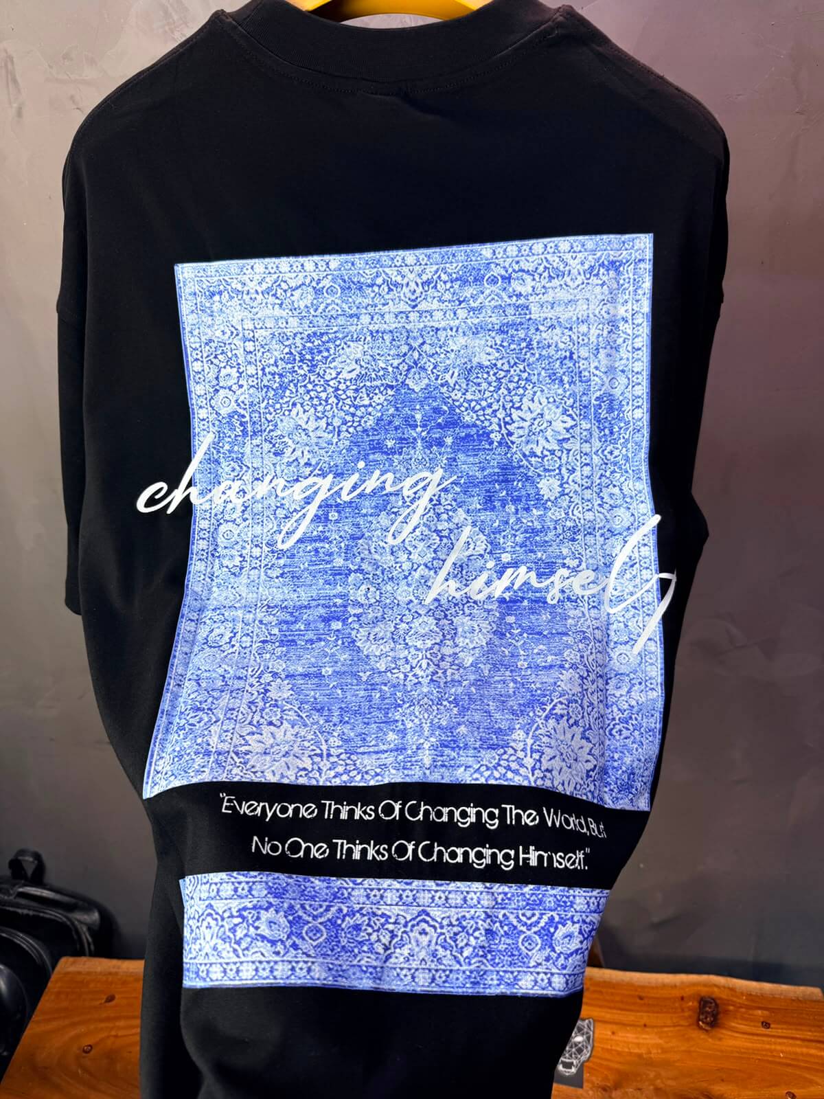 T-Shirt «Changing Himself» — Tapis Oriental Bleu — Noir 140