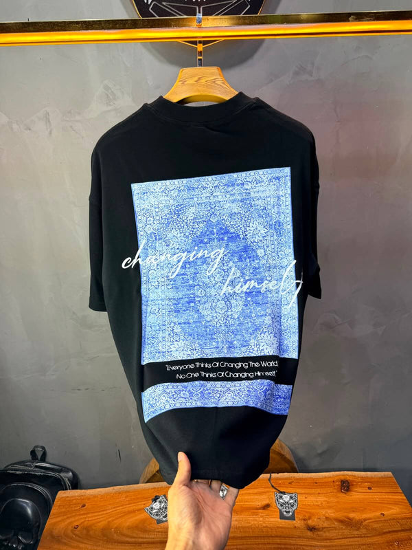 T-Shirt «Changing Himself» — Tapis Oriental Bleu — Noir 140