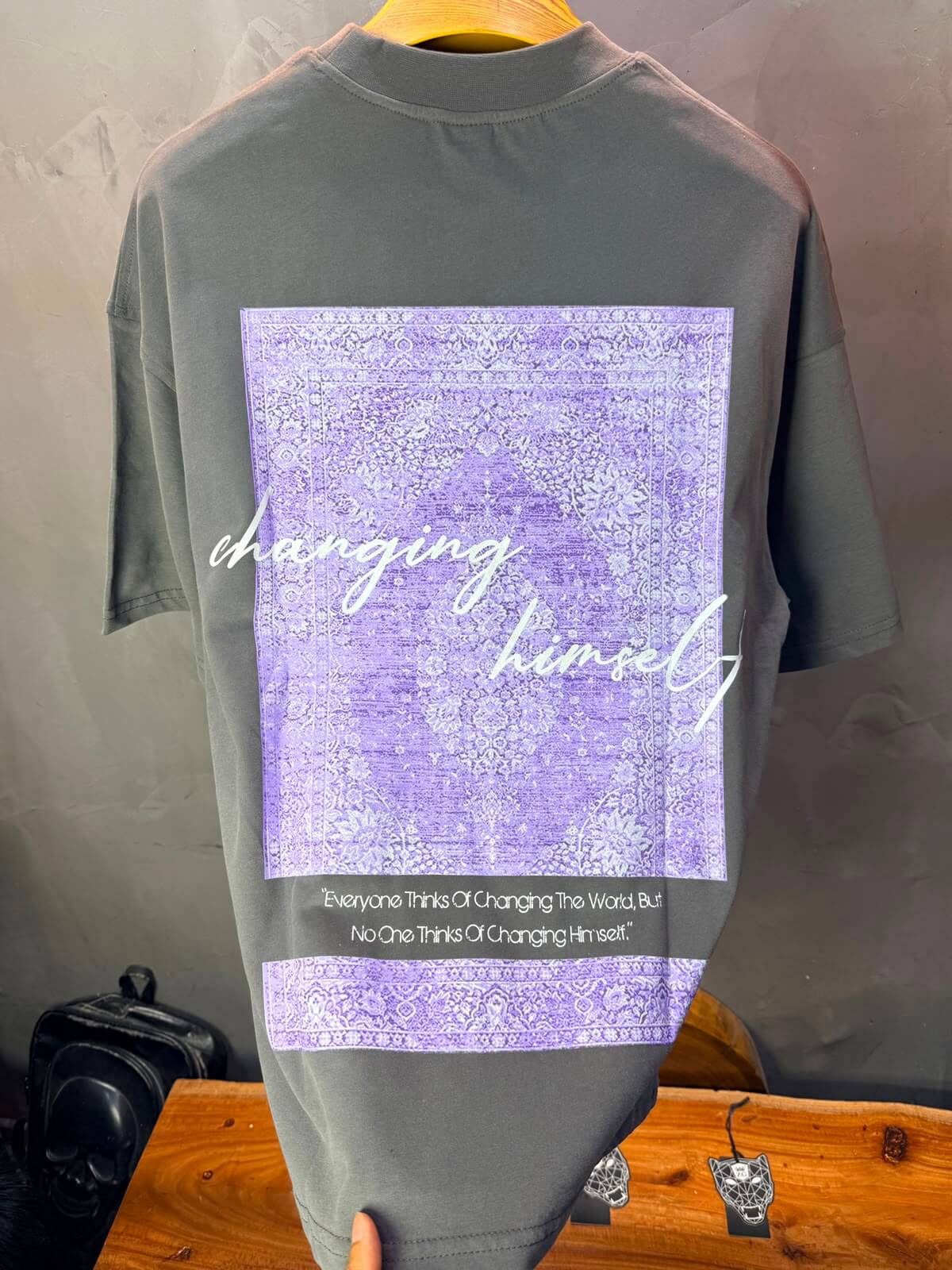 T-Shirt «Changing Himself» — Tapis Oriental Bleu — Grey 140