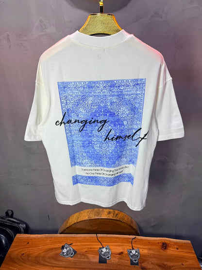 T-Shirt «Changing Himself» — Tapis Oriental Bleu — Blanc 140