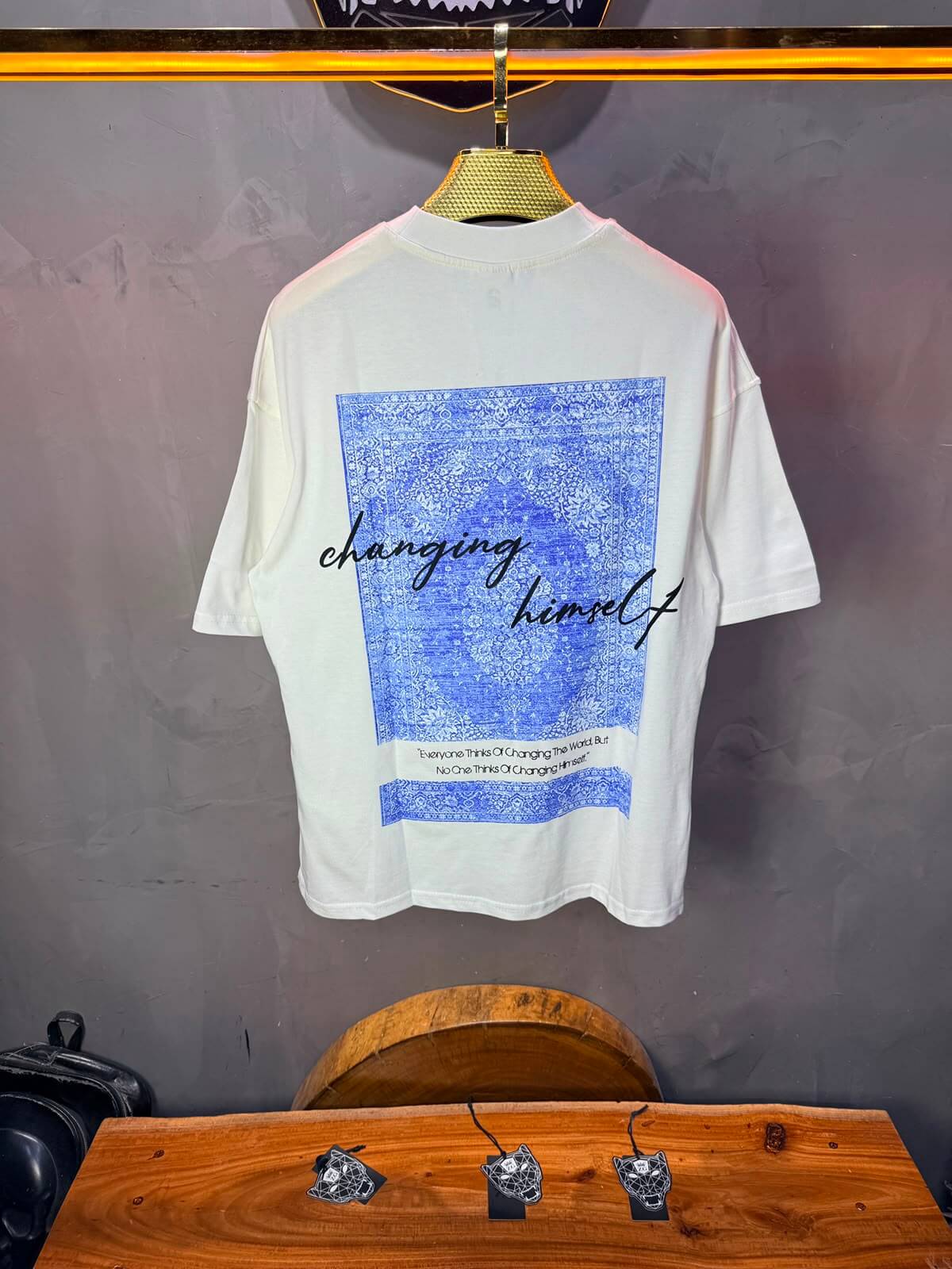 T-Shirt «Changing Himself» — Tapis Oriental Bleu — Blanc 140
