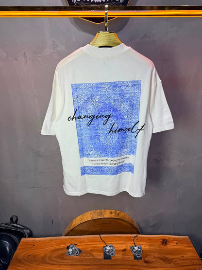 T-Shirt «Changing Himself» — Tapis Oriental Bleu — Blanc 140