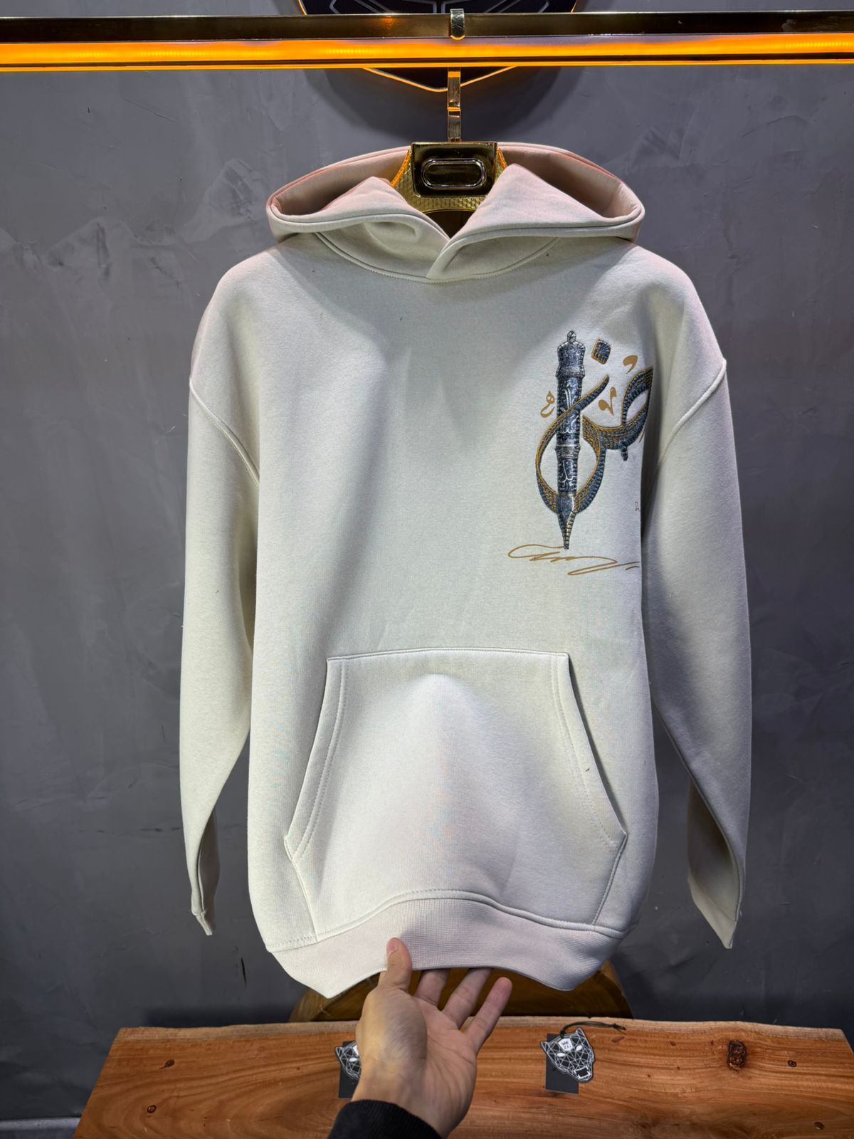 Hoodie beige Broderie Sabre Calligraphie Arabe Sann 5010 - ZG PREMIUM